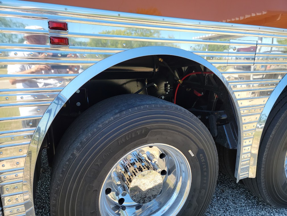 The rear tag axle features 455/80 Wide Base (Super Single) tires.