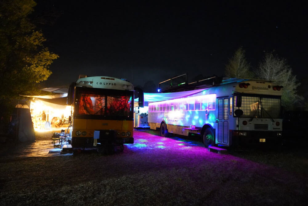 @Calypsos_odyssey and the Dustysoulsbus enjoying the evening.