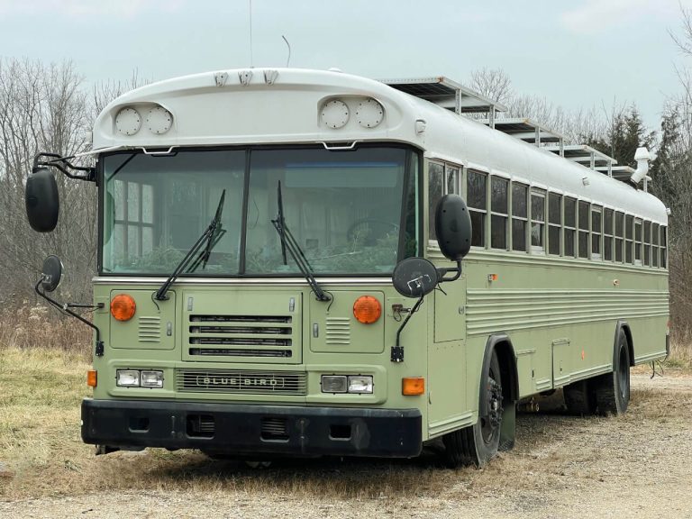 Roaming Fowler Busa 2004 Blue | Bus Conversion Magazine photo