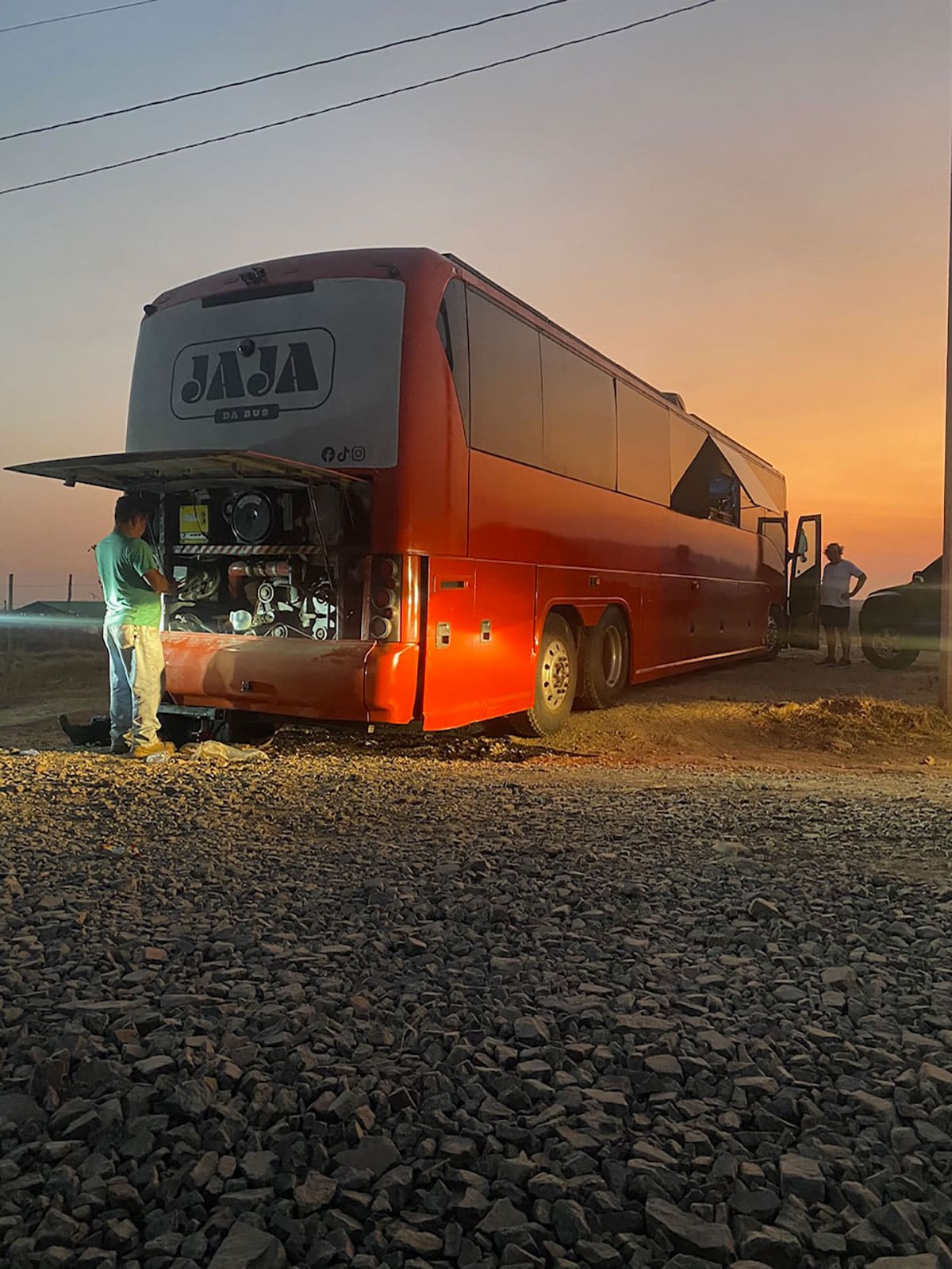 In Choluteca, Honduras, broken oil pan. The breakdown happened when we had an accident in Honduras. The police forced us to park the bus in front of the police station on a dirt road. We knew it was impossible for the Jajadabus, but the authorities insisted. The final result: a broken oil pan.