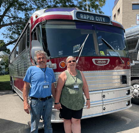 AutoShow Brilliance Award – Tom & Helen Scherzer’s 1960 Flxible Starliner